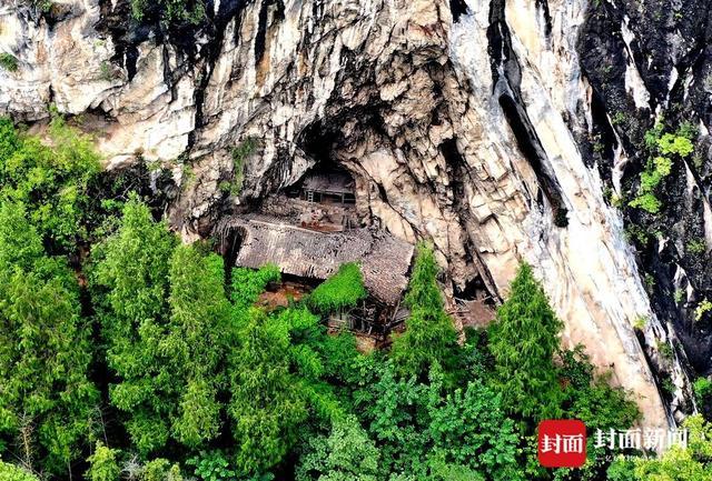是“穴居”也是“洞房” 藏身峡谷绝壁的这座吊脚楼有600岁了？｜封面深镜..