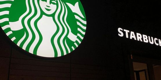 约900人被裁、上百家门店被关！星巴克突然宣布重组计划