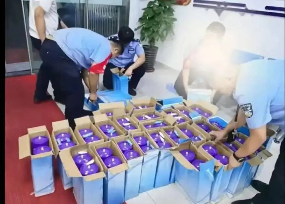 见到这种紫色“保温壶”，马上报警！