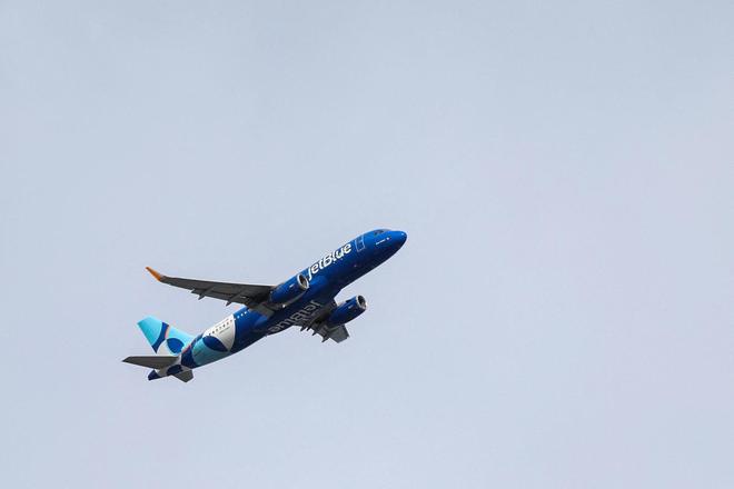 加勒比海空域，美军机“隐身”切入民航航道险与客机相撞！客机飞行员怒斥：简直离谱..