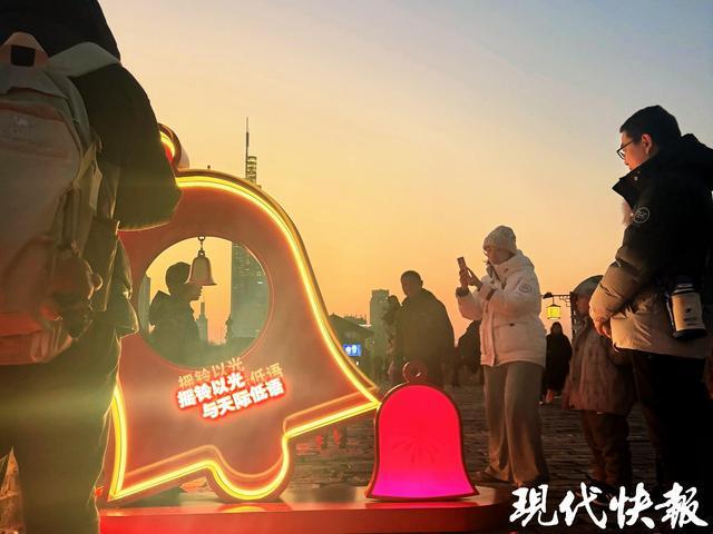 台城元旦夜游推出“唤城风铃”新体验，声光交织送上新年祝福..