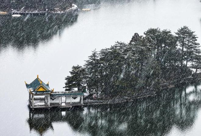 庐山小寒时节再降雪 游客踏雪迎吉祥