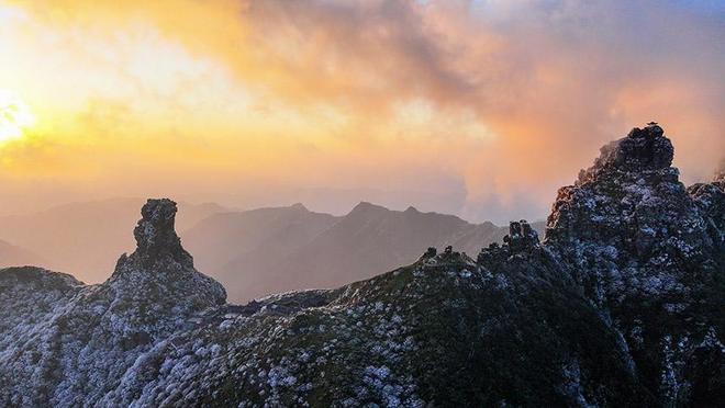 贵州梵净山雪淞沐霞瑰丽如画