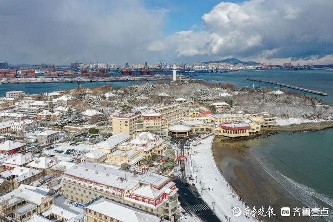 图集｜“雪窝”烟台迎今冬最强降雪，游客在滨海广场踏雪听海..