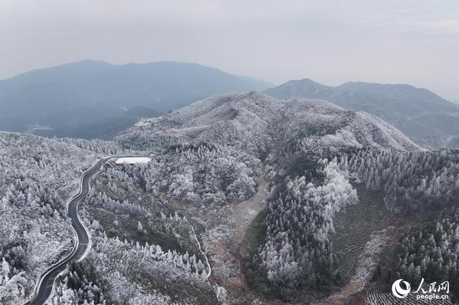 江西南昌：梅岭银装素裹 游客纷至沓来赏雪景