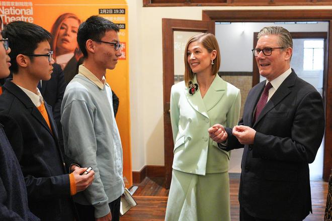英国首相身边“中文十级”女星火了：艾美奖得主，爱读鲁迅，儿子“汉语桥”比赛夺冠..