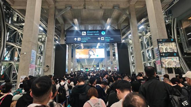 泰国机场凌晨开始“堵人”，游客称排队入境需1个多小时，多个旅行社春节泰国游项目售..