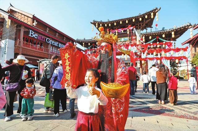 云南：文旅场景新 消费活力足