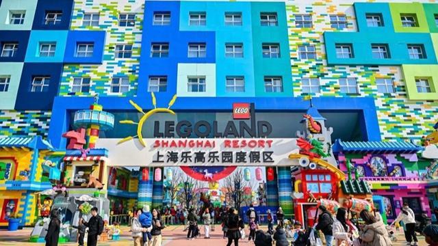 “春假+春游”客流叠加，上海迪士尼、乐高乐园等迎来客流高峰..