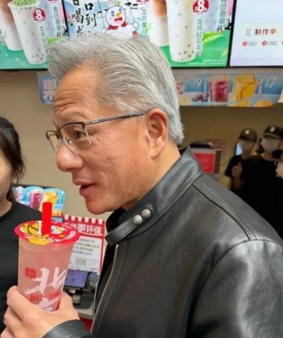 蜜雪冰城推出黄仁勋同款蜜桃四季春，“以后喝雪王的人均身价上亿”..