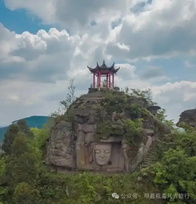 川渝交界处惊现巨型佛首比人还高！就藏在合川大山里最简陋寺庙中..