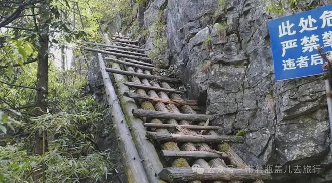 丰都这座1400年的悬崖古寺，建在300米高的石笋顶上仅有50平米..