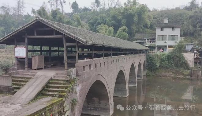 重庆合川这座200年的清代廊桥，一桥跨两省一半四川一半重庆..