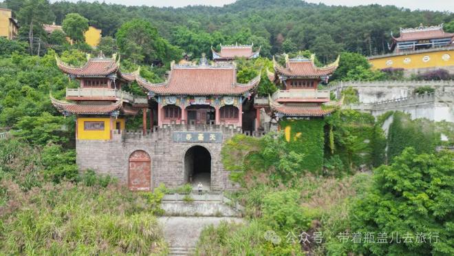 本地人闲聊才知的冷门古刹，200年香火不断就藏在缙云山的余脉中..