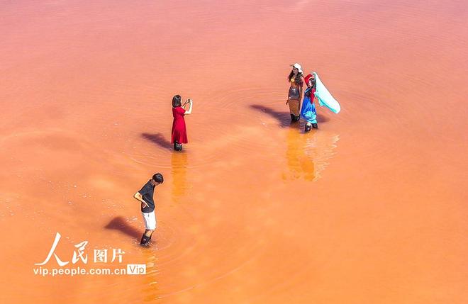 内蒙古鄂托克前旗：北大池盐湖色彩绚丽